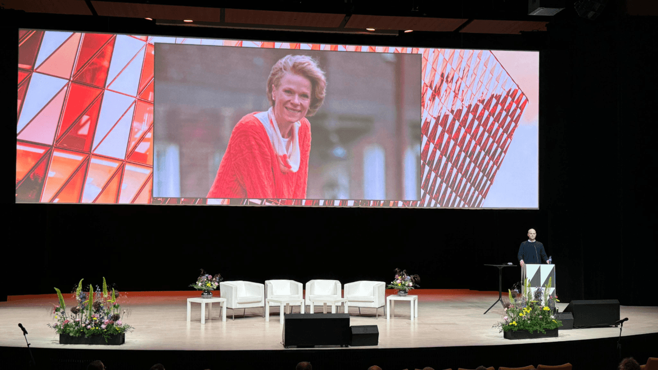 Pontus Löfgren talar vid ENCALS-konferensen.