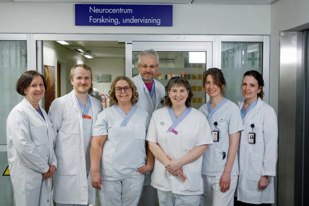 Lena Bylund, doktoranden Ivar Winroth, Nina Sundqvist, professor Peter Andersen, Elisabeth Müller Granberg, Tina Björn och forskaren Karin Forsberg ingår i teamet på Neurologens forskningsavdelning på Norrlands universitetssjukhus. Foto: Mattias Pettersson.