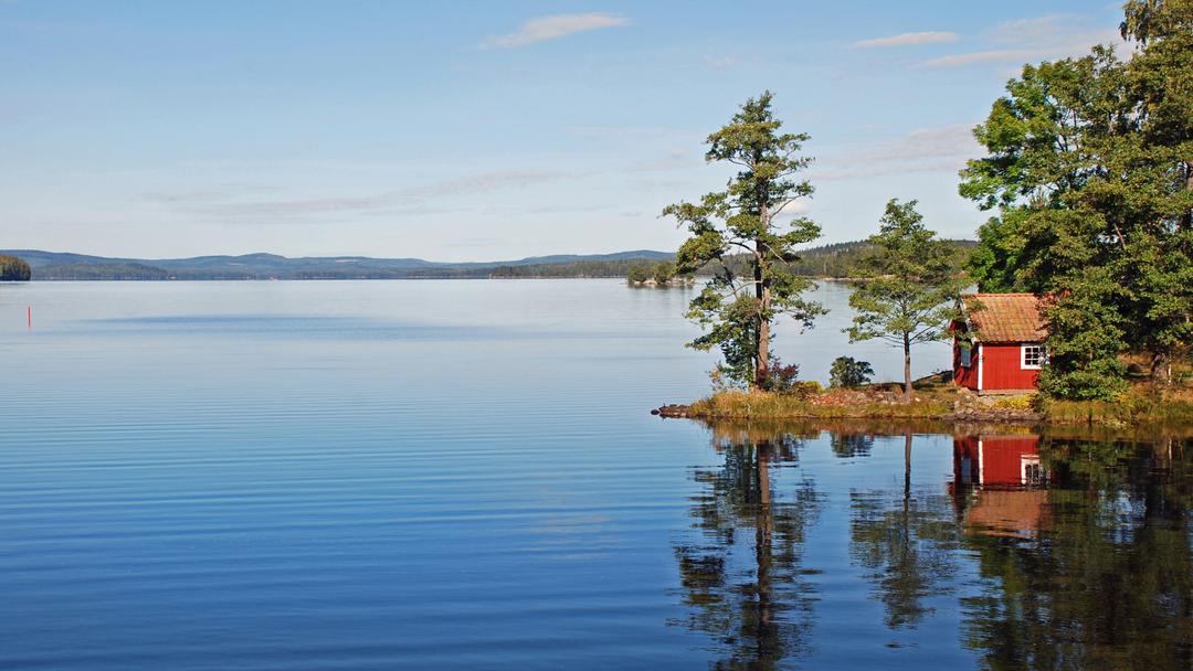 Stuga vid sjö.